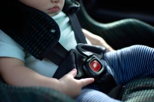 Child seat safety tips for preventing crash injuries in Boynton Beach, Florida, highlighting proper car seat installation.